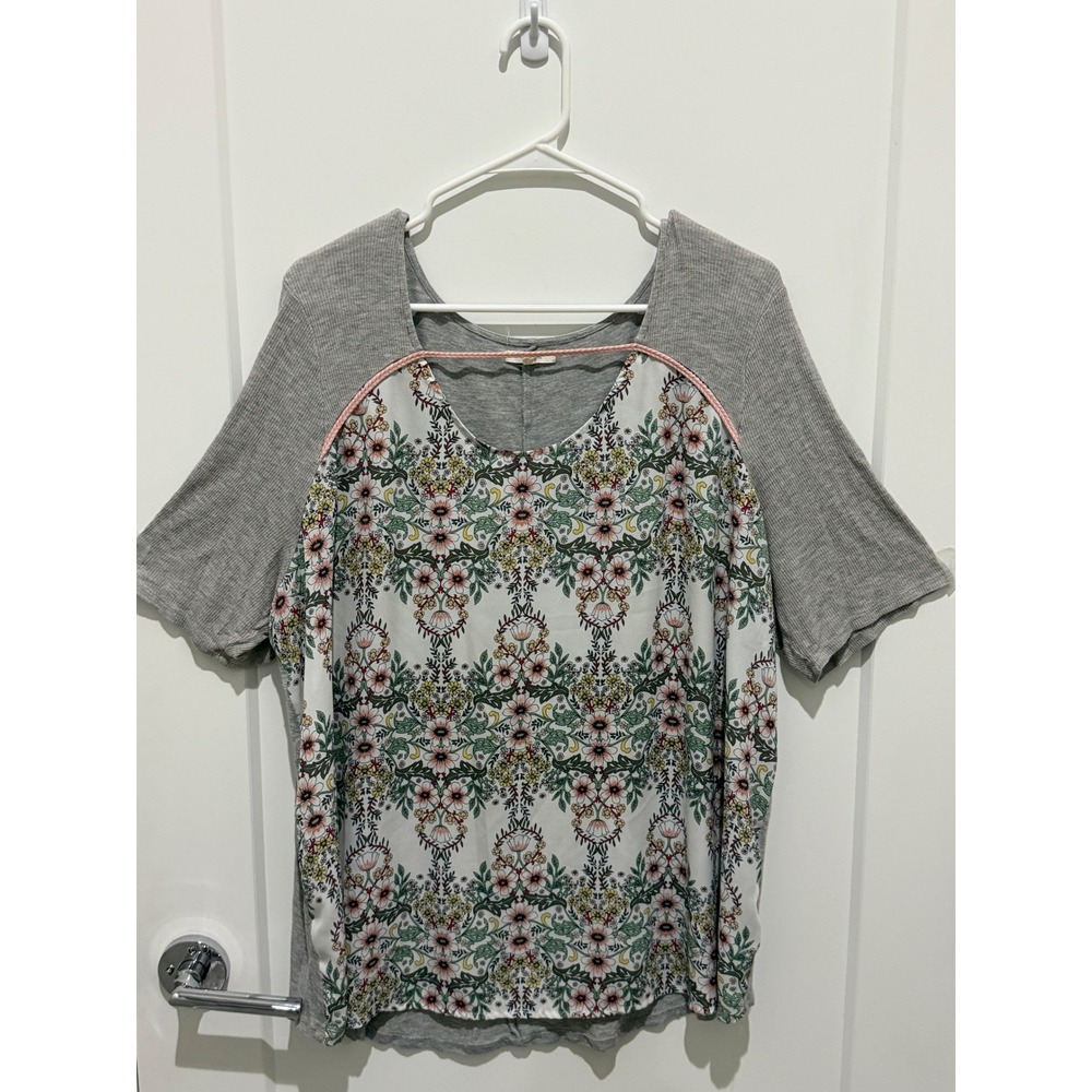 Maurices Plus Womens Floral Mixed Media Knit Top Grey Pink Short Sleeve Size 2